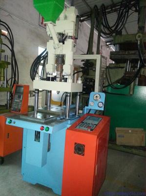 大量雙合金螺桿二手立式注塑機優惠價出售，適合手機連接產品制造